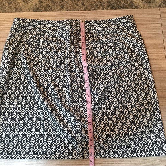Ann Taylor White and Navy Patterned Skirt Size 16 - Picture 7 of 7
